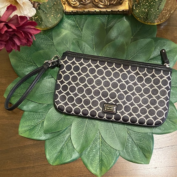 Nine West navy blue n white geometric wristlet - Picture 2 of 13